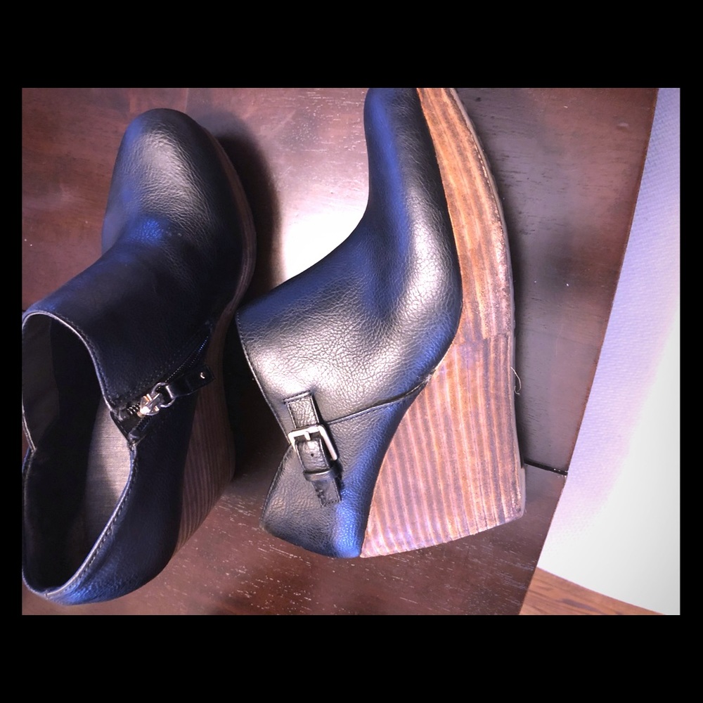 Dr Scholl’s black leather wedge bootie size 11M